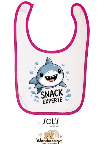 Baby-Lätzchen SOL’S Babib in Weiß / Fuchsia mit Motiv Snack-Experte – Hai