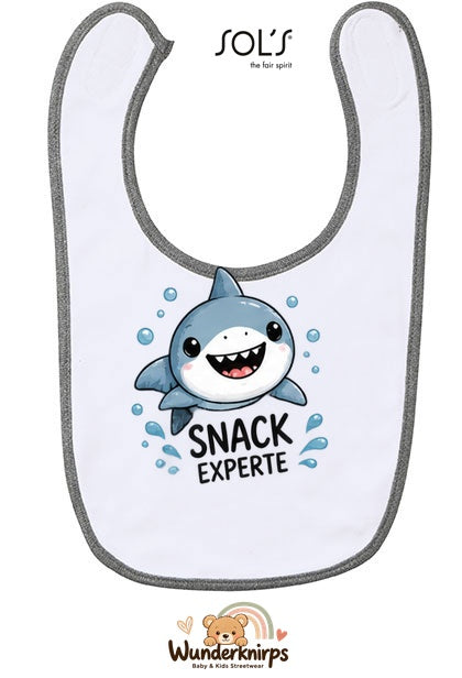Baby-Lätzchen SOL’S Babib in Weiß / Grau meliert mit Motiv Snack-Experte – Hai