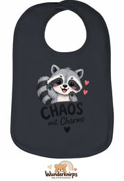 Baby-Lätzchen Olli-01 in Anthrazit mit Motiv Chaos mit Charme – Waschbär