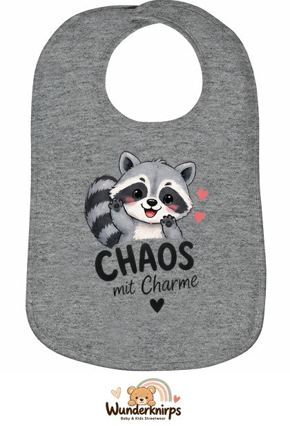 Baby-Lätzchen Olli-01 in Grau meliert mit Motiv Chaos mit Charme – Waschbär