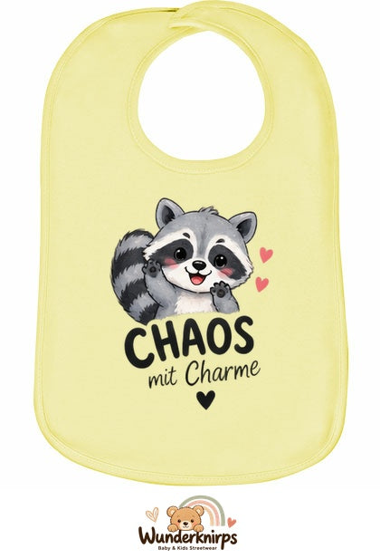 Baby-Lätzchen Olli-01 in Pastellgelb mit Motiv Chaos mit Charme – Waschbär