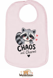 Baby-Lätzchen Olli-01 in Pastellrosa mit Motiv Chaos mit Charme – Waschbär