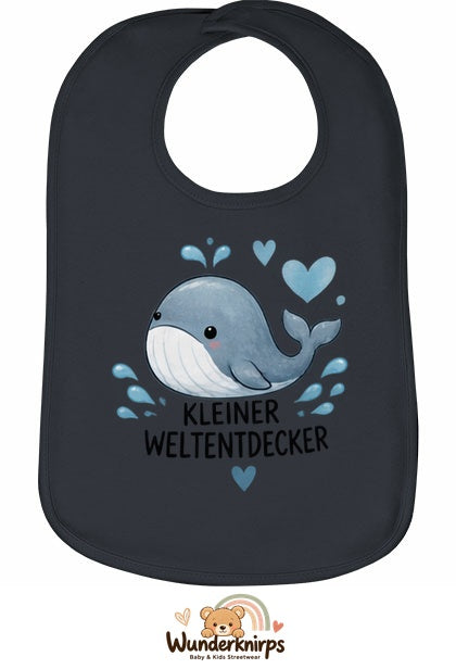 Baby-Lätzchen Olli-01 in Anthrazit mit Motiv Kleiner Weltentdecker – Wal