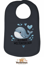 Baby-Lätzchen Olli-01 in Anthrazit mit Motiv Kleiner Weltentdecker – Wal