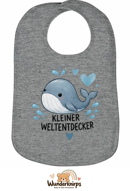 Baby-Lätzchen Olli-01 in Grau meliert mit Motiv Kleiner Weltentdecker – Wal