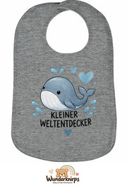 Baby-Lätzchen Olli-01 in Grau meliert mit Motiv Kleiner Weltentdecker – Wal