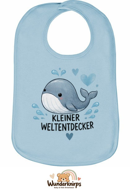 Baby-Lätzchen Olli-01 in Pastellblau mit Motiv Kleiner Weltentdecker – Wal