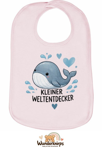 Baby-Lätzchen Olli-01 in Pastellrosa mit Motiv Kleiner Weltentdecker – Wal