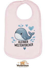 Baby-Lätzchen Olli-01 in Pastellrosa mit Motiv Kleiner Weltentdecker – Wal