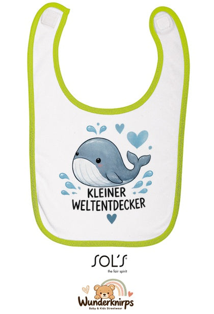 Baby-Lätzchen SOL’S Babib in Weiß / Apfelgrün mit Motiv Kleiner Weltentdecker – Wal