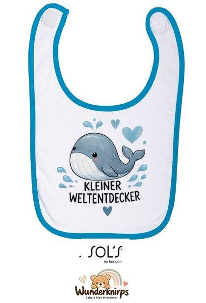 Baby-Lätzchen SOL’S Babib in Weiß / Aqua mit Motiv Kleiner Weltentdecker – Wal