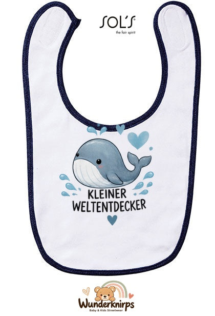 Baby-Lätzchen SOL’S Babib in Weiß / Marineblau mit Motiv Kleiner Weltentdecker – Wal