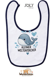 Baby-Lätzchen SOL’S Babib in Weiß / Marineblau mit Motiv Kleiner Weltentdecker – Wal