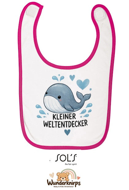 Baby-Lätzchen SOL’S Babib in Weiß / Fuchsia mit Motiv Kleiner Weltentdecker – Wal