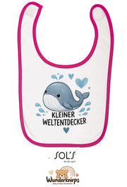 Baby-Lätzchen SOL’S Babib in Weiß / Fuchsia mit Motiv Kleiner Weltentdecker – Wal