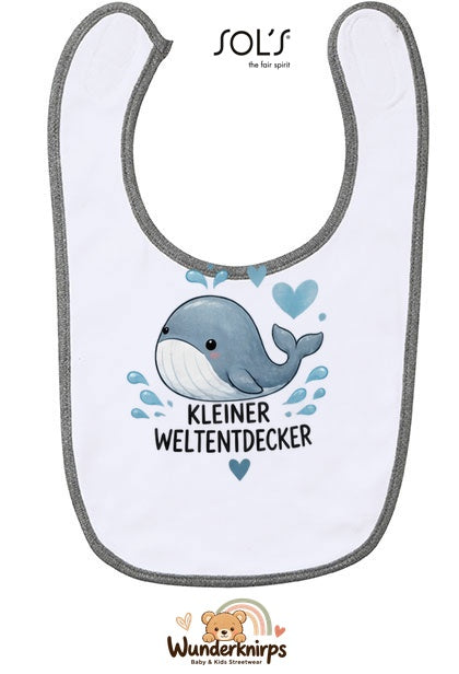 Baby-Lätzchen SOL’S Babib in Weiß / Grau meliert mit Motiv Kleiner Weltentdecker – Wal