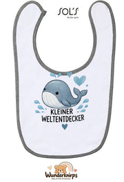 Baby-Lätzchen SOL’S Babib in Weiß / Grau meliert mit Motiv Kleiner Weltentdecker – Wal