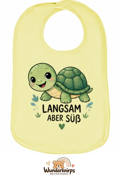 Baby-Lätzchen Olli-01 in Pastellgelb mit Motiv Langsam, aber süß – Schildkröte