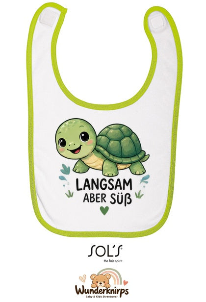 Baby-Lätzchen SOL’S Babib in Weiß / Apfelgrün mit Motiv Langsam, aber süß – Schildkröte