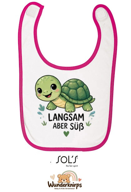 Baby-Lätzchen SOL’S Babib in Weiß / Fuchsia mit Motiv Langsam, aber süß – Schildkröte