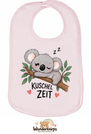 Baby-Lätzchen Olli-01 in Pastellrosa mit Motiv Kuschelzeit – Koala