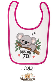 Baby-Lätzchen SOL’S Babib in Weiß / Fuchsia mit Motiv Kuschelzeit – Koala