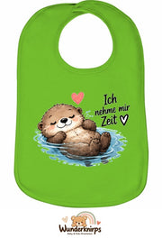 Baby-Lätzchen Olli-01 in Apfelgrün mit Motiv Ich nehme mir Zeit – Otter