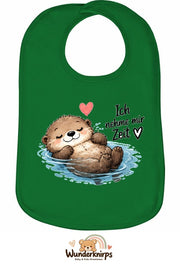 Baby-Lätzchen Olli-01 in Grün mit Motiv Ich nehme mir Zeit – Otter