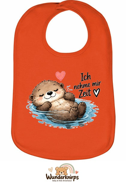 Baby-Lätzchen Olli-01 in Orange mit Motiv Ich nehme mir Zeit – Otter