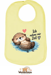 Baby-Lätzchen Olli-01 in Pastellgelb mit Motiv Ich nehme mir Zeit – Otter