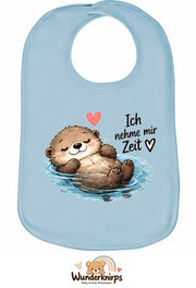 Baby-Lätzchen Olli-01 in Pastellblau mit Motiv Ich nehme mir Zeit – Otter