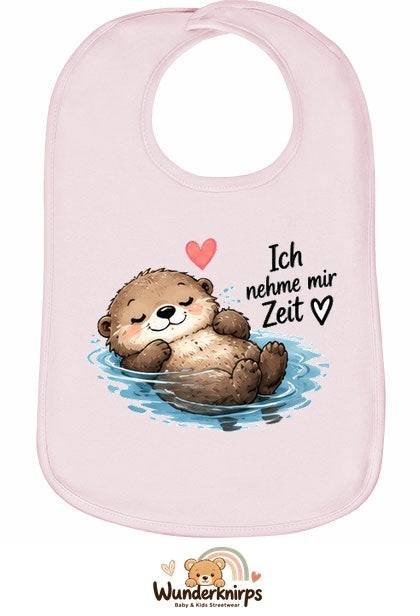 Baby-Lätzchen Olli-01 in Pastellrosa mit Motiv Ich nehme mir Zeit – Otter