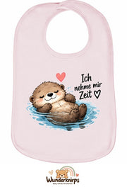 Baby-Lätzchen Olli-01 in Pastellrosa mit Motiv Ich nehme mir Zeit – Otter