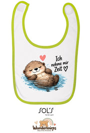 Baby-Lätzchen SOL’S Babib in Weiß / Apfelgrün mit Motiv Ich nehme mir Zeit – Otter