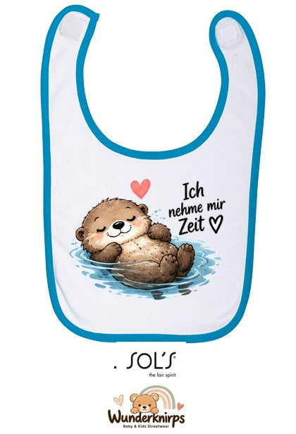 Baby-Lätzchen SOL’S Babib in Weiß / Aqua mit Motiv Ich nehme mir Zeit – Otter