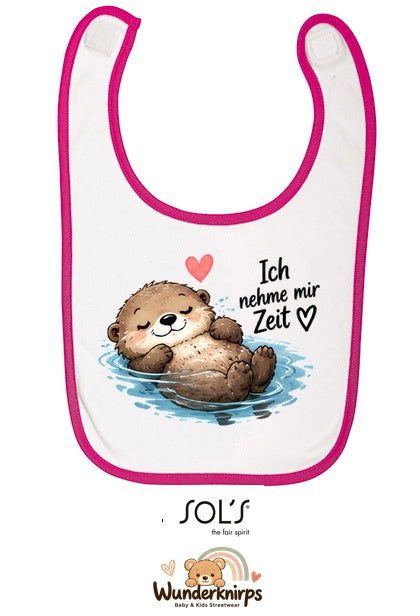 Baby-Lätzchen SOL’S Babib in Weiß / Fuchsia mit Motiv Ich nehme mir Zeit – Otter