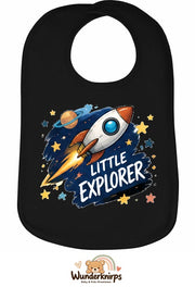 Baby-Lätzchen Olli-01 in Schwarz mit Motiv Little Explorer – Rakete