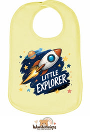 Baby-Lätzchen Olli-01 in Pastellgelb mit Motiv Little Explorer – Rakete