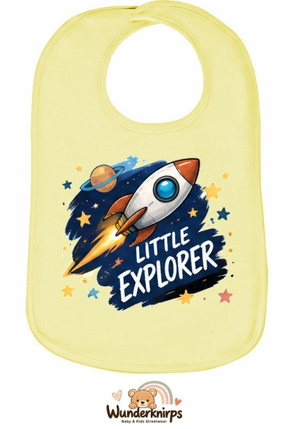 Baby-Lätzchen Olli-01 in Pastellgelb mit Motiv Little Explorer – Rakete