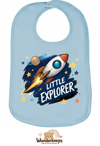 Baby-Lätzchen Olli-01 in Pastellblau mit Motiv Little Explorer – Rakete