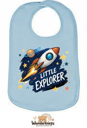 Baby-Lätzchen Olli-01 in Pastellblau mit Motiv Little Explorer – Rakete