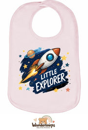 Baby-Lätzchen Olli-01 in Pastellrosa mit Motiv Little Explorer – Rakete