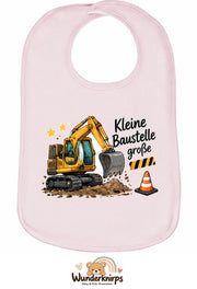 Baby-Lätzchen Olli-01 in Pastellrosa mit Motiv Kleine Baustelle, große Pläne