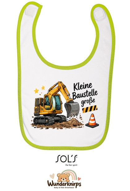 Baby-Lätzchen SOL’S Babib in Weiß / Apfelgrün mit Motiv Kleine Baustelle, große Pläne