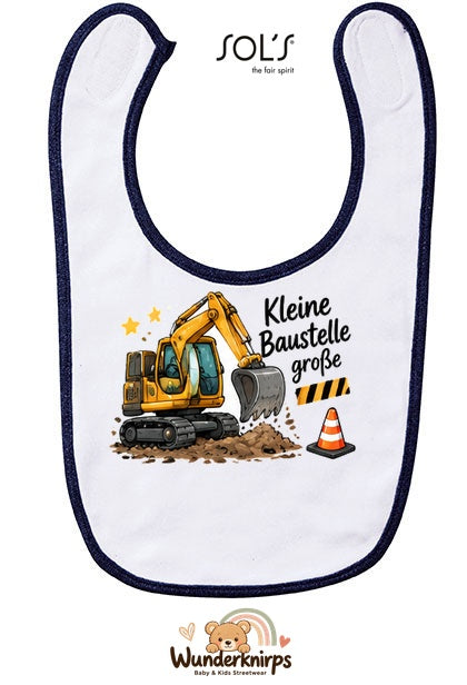 Baby-Lätzchen SOL’S Babib in Weiß / Marineblau mit Motiv Kleine Baustelle, große Pläne