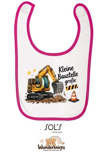 Baby-Lätzchen SOL’S Babib in Weiß / Fuchsia mit Motiv Kleine Baustelle, große Pläne