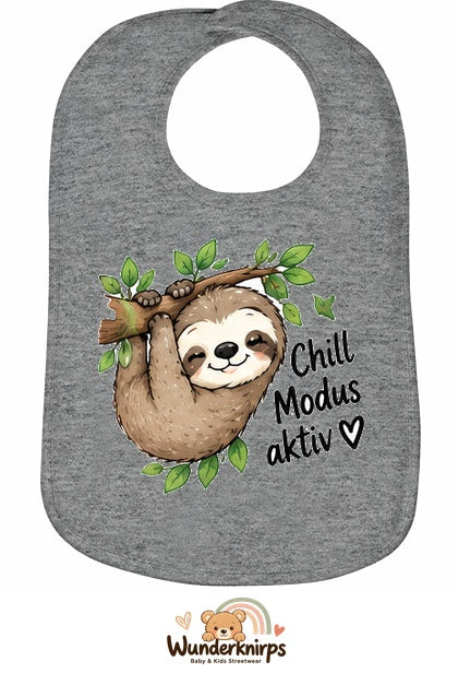 Baby-Lätzchen Olli-01 in Grau meliert mit Motiv Chill-Modus aktiv – Faultier