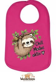 Baby-Lätzchen Olli-01 in Pink mit Motiv Chill-Modus aktiv – Faultier