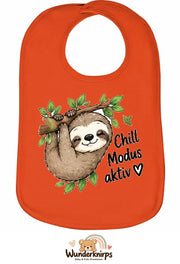 Baby-Lätzchen Olli-01 in Orange mit Motiv Chill-Modus aktiv – Faultier