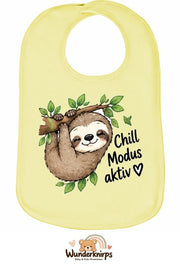 Baby-Lätzchen Olli-01 in Pastellgelb mit Motiv Chill-Modus aktiv – Faultier